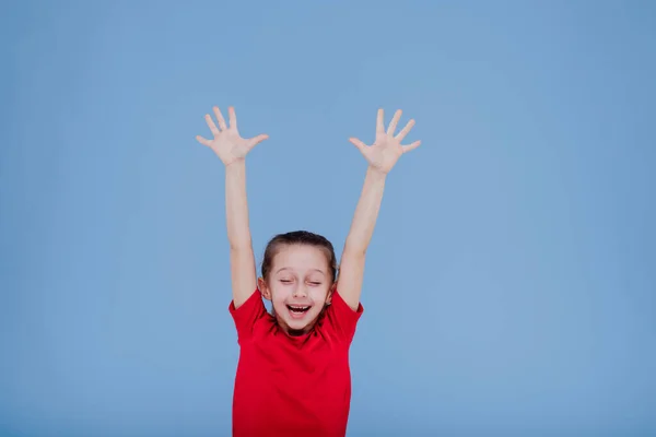 Menina feliz comemorando o sucesso no estúdio — Fotografia de Stock