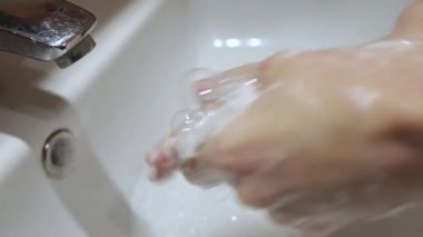 Coronavirus COVID-19 hastalığına karşı koruyucu tedbir olarak ellerini yıkamak. 