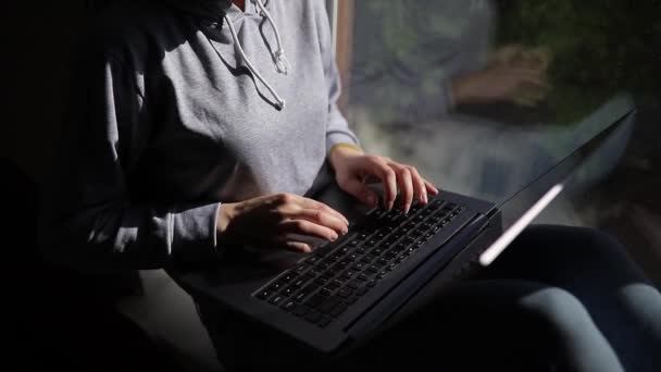 Närbild, attraktiv ung kvinna njuter av vad hon gör när hon arbetar på laptop, — Stockvideo