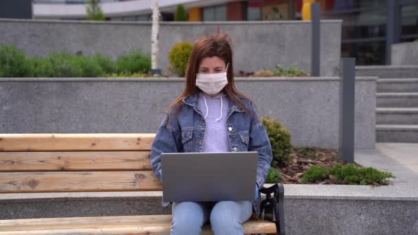 Jonge zakenvrouw draagt medische handschoenen en gezichtsmasker communiceren — Stockvideo