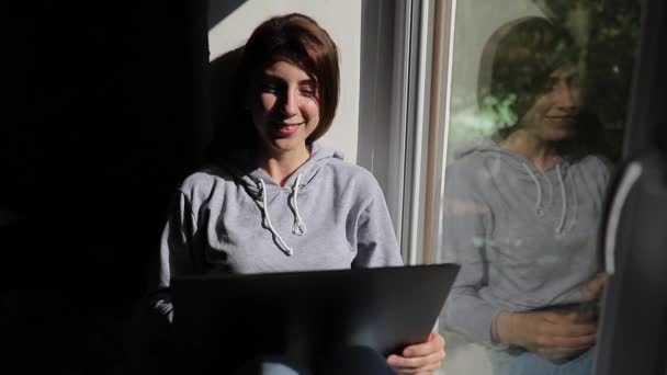 Penyambutan dan Percakapan Wanita dengan Orang-orang di Video Chat menggunakan Laptop. — Stok Video