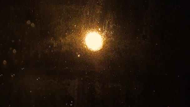 雨滴落在窗玻璃上，巨无霸拍了一针水滴 — 图库视频影像