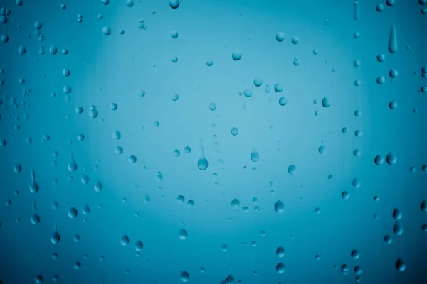 Gotas de água em vidro azul — Fotografia de Stock