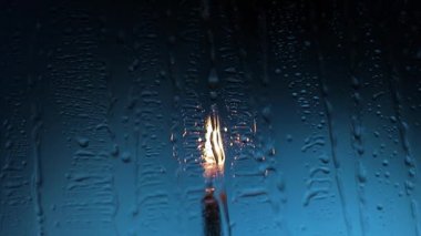 Yağmur sırasında su damlaları olan şeffaf cam.