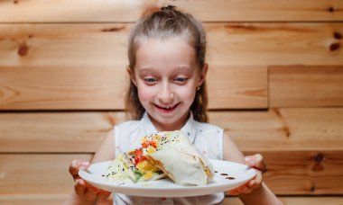 Vejetaryen buzdağını saran mutlu küçük kız