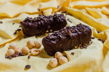 Sarı arka planda vejetaryen çikolatası, üst manzara.,