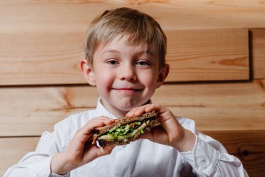 Vejetaryen sandviçi ve tam tahıllı çocuk.