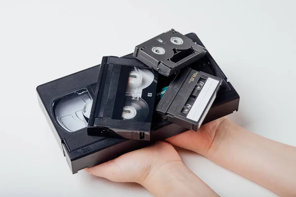 Kapat, video kaseti çocuğun elinde, beyaz arkaplanda izole edilmiş.,