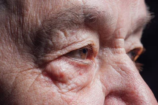 Seniorzy oczy z bliska, kontemplacyjna stara biała kobieta — Zdjęcie stockowe