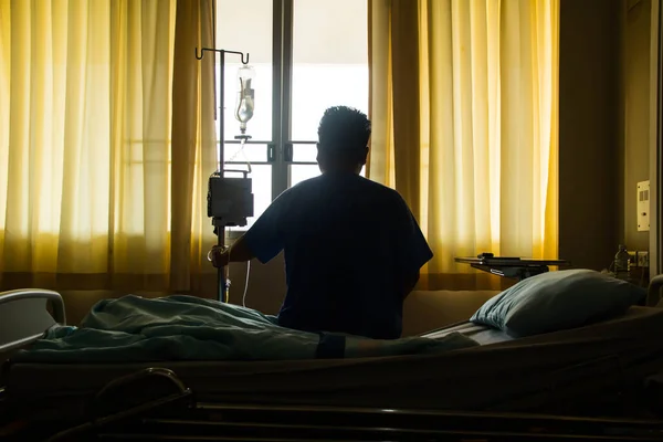 Asiatische Kerl Patienten Sitzen Auf Dem Bett Dunklen Einsamen Raum — Stockfoto