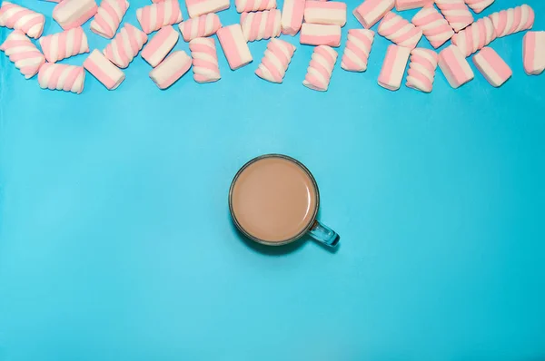 Bevanda calda di Natale Caffè al cacao o cioccolato con crema di latte e marshmallow in una piccola tazza trasparente su sfondo blu. Inverno. Capodanno piatto Lay Top View — Foto Stock