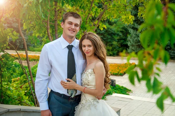 Dia do casamento. Um casal feliz no parque. Retrato de close-up — Fotografia de Stock