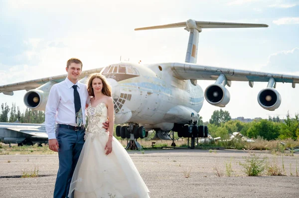 Dia do casamento. Casal feliz no fundo do avião — Fotografia de Stock