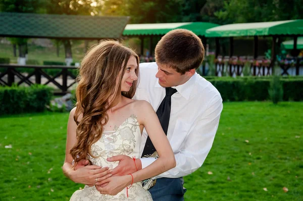 Dia do casamento. Um casal feliz no parque. Retrato de close-up — Fotografia de Stock