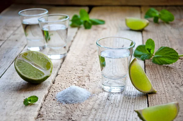 Alcohol Shot Drink. Silver Tequila with Lime, Salt and Green on the Wooden Table — Stock Photo, Image