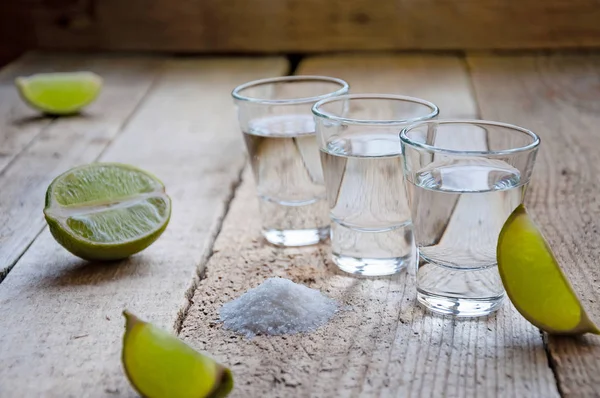 Alcohol Shot Drink. Silver Tequila with Lime and Salt on the Wooden Table — Stock Photo, Image