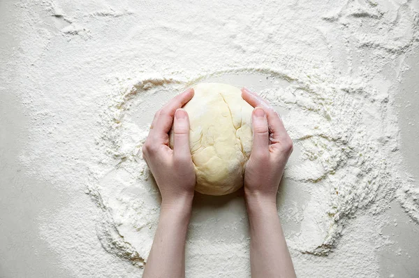 Woman Hands Kneads the Dough with Flour on the White Kitchen Tab — Stock Photo, Image
