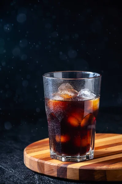 Iced Cola of Cold Coffee in Tall Glass met waterdruppels op donkere achtergrond. Concept Verfrissend zomerdrankje — Stockfoto