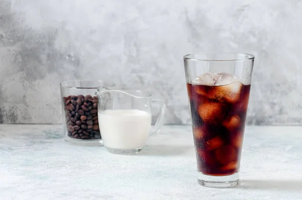 高玻璃杯中的冰咖啡，浅灰背景。概念更新夏季酒水 — 图库照片