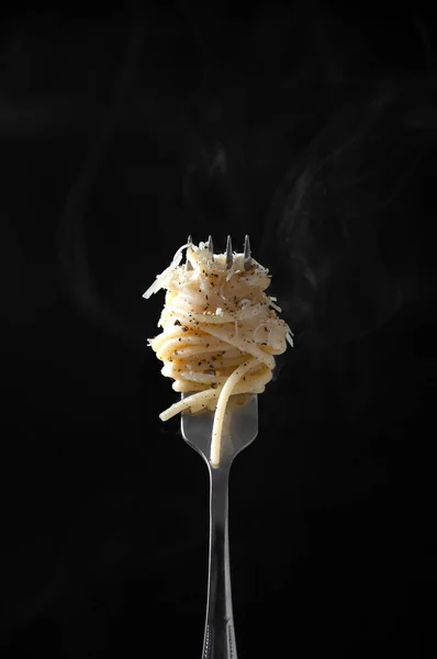 Spaghetti on Fork with Steam on Dark Background. Cacio e Pepe - Italian Pasta with Cheese and Pepper — Stock Photo, Image