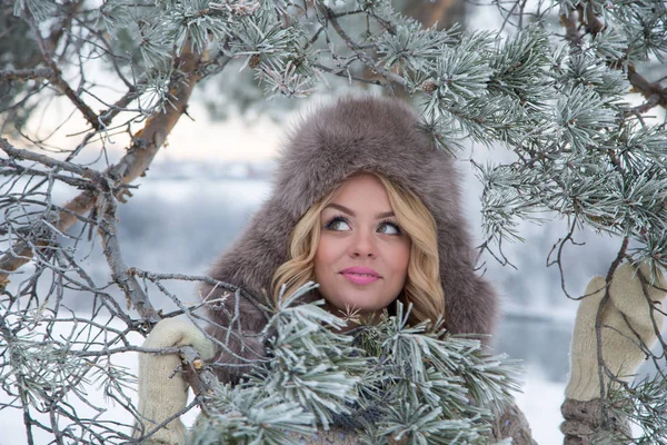 하얀 털에 눈송이가 달린 아름다운 미소를 짓고 있는 아름다운 여인의 겨울 초상화 — 스톡 사진