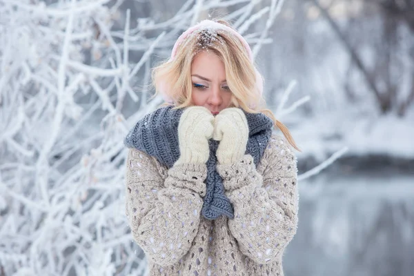 雪でスカーフ ピンク ヘッドフォンで美しい少女 — ストック写真