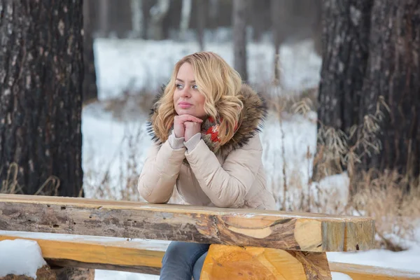 Portret blond meisje rood winter sjaal — Stockfoto
