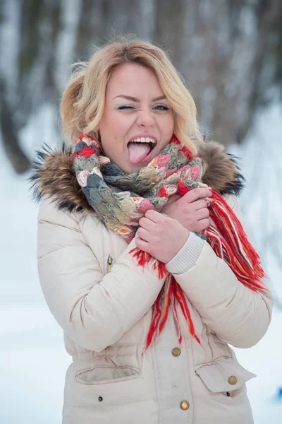 Portret blond meisje rood winter sjaal — Stockfoto