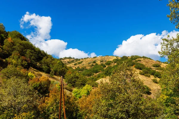 Tsaghkunyats dağın Aghveran, Ermenistan. Yeşil dağlar ve muhteşem bulutlu gökyüzü ile güzel manzara