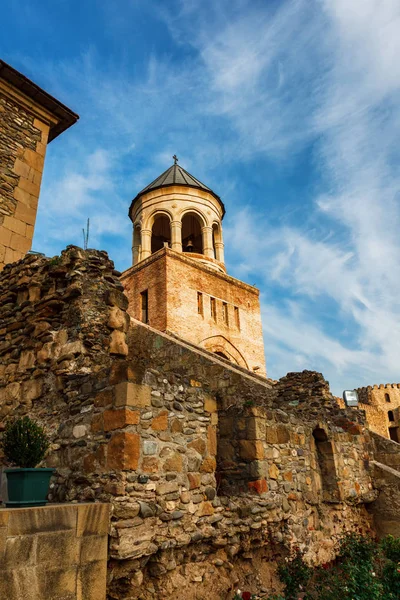Fort en de muur van de Svetitskhoveli orthodoxe kathedraal in Mtskheta, Georgië — Stockfoto