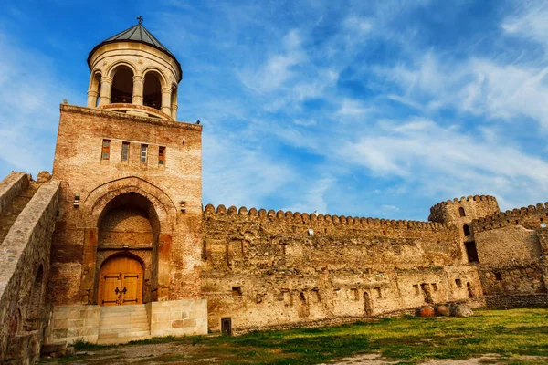 Fort és a fal, a Svetitskhoveli ortodox templom Mtskheta, Grúzia — Stock Fotó