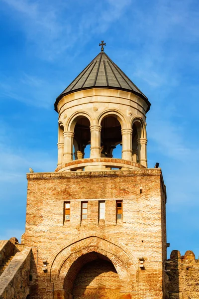 Fuerte y muro de la catedral ortodoxa de Svetitskhoveli en Mtskheta, Georgia — Foto de Stock