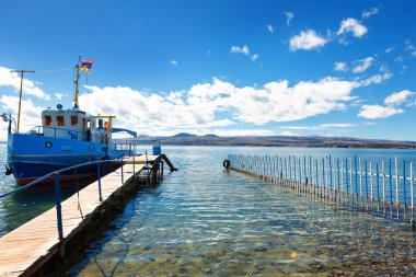 Sevan Gölü ve beyaz bulutlar mavi gökyüzü güneşli bir günde, Ermenistan