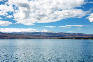Sevan Gölü ve beyaz bulutlar mavi gökyüzü güneşli bir günde, Ermenistan