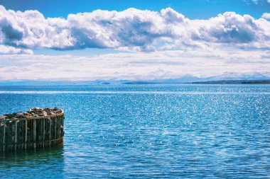 Sevan Gölü ve beyaz bulutlar mavi gökyüzü güneşli bir günde, Ermenistan
