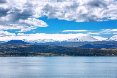 Sevan Gölü ve beyaz bulutlar mavi gökyüzü güneşli bir günde, Ermenistan
