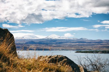 Sevan Gölü ve beyaz bulutlar mavi gökyüzü güneşli bir günde, Ermenistan