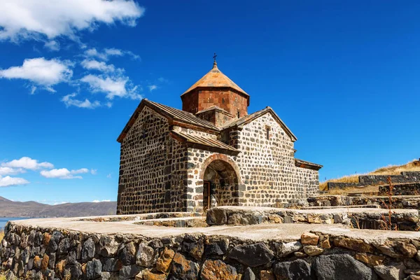 Vista panorâmica de uma antiga igreja de Sevanavank em Sevan, Armênia — Fotografia de Stock