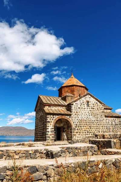 Malebný pohled Sevanavank kostelík v Arménie Sevan. — Stock fotografie