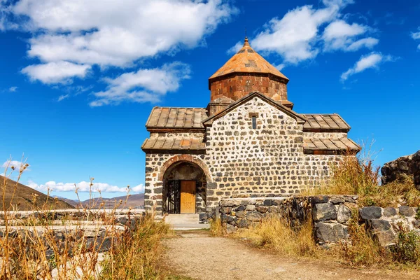 Vista panorámica de una antigua iglesia Sevanavank en Sevan, Armenia — Foto de Stock