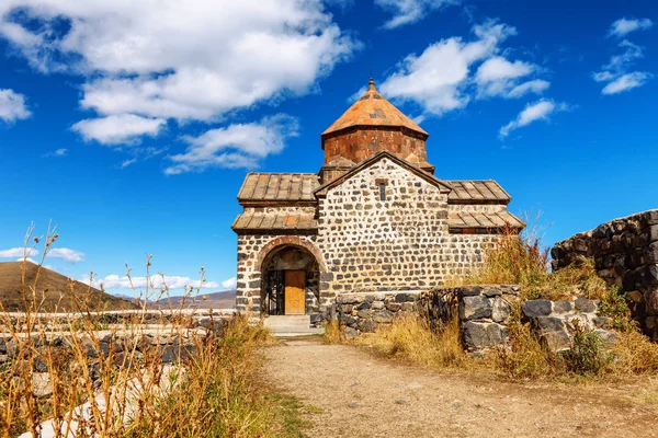 Сценический вид старой церкви Севанаванк в Севане, Армения — стоковое фото