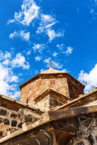 Veduta panoramica di una vecchia chiesa di Sevanavank a Sevan, Armenia — Foto Stock