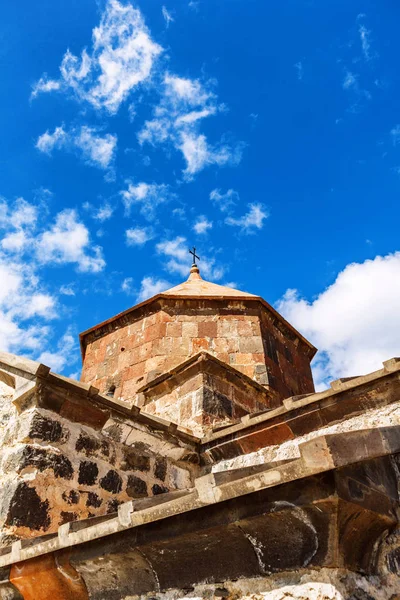 Schilderachtig uitzicht op een oude Sevanavank kerk in Sevan, Armenië — Stockfoto