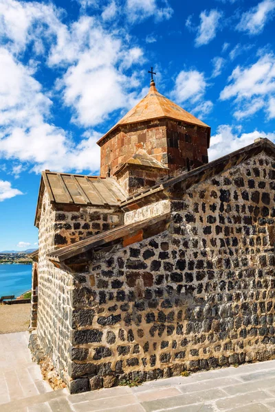 Malebný pohled Sevanavank kostelík v Arménie Sevan. — Stock fotografie