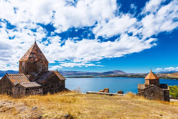 Vista panorâmica de uma antiga igreja de Sevanavank em Sevan, Armênia — Fotografia de Stock