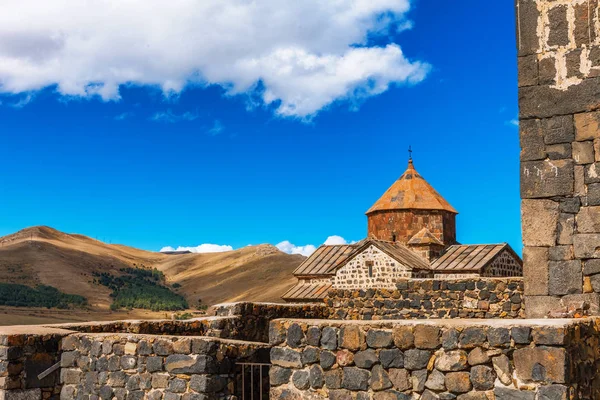 Vista panorâmica de uma antiga igreja de Sevanavank em Sevan, Armênia — Fotografia de Stock