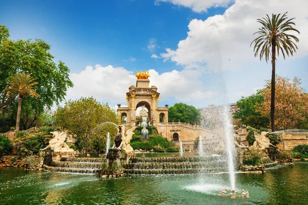 バルセロナの Parc de la シウタデラ シタデル公園で噴水 — ストック写真