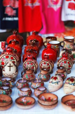 Ermenistan eski stil seramik kil Kupası nar şeklinde piyasada Vernisazh