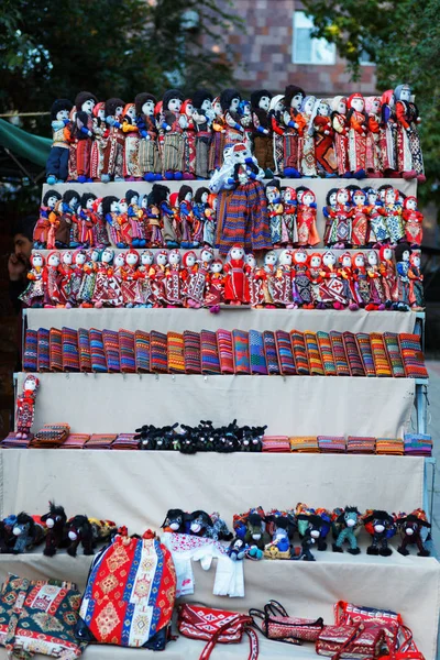 Armeniska gamla docka souvenir gjorda av tyg i folkdräkter som säljs på marknaden — Stockfoto