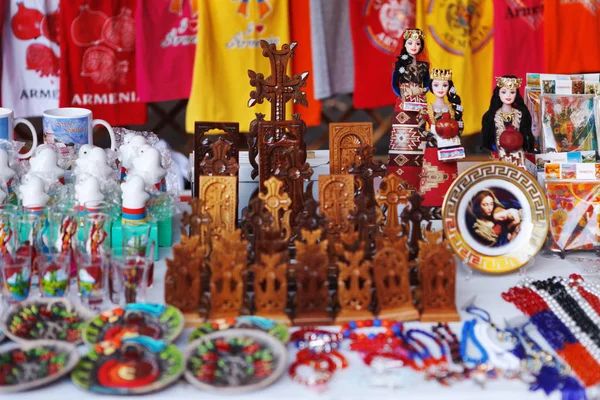 Souveniers differen e khachkars armênio artesanal no mercado de Yerevan — Fotografia de Stock